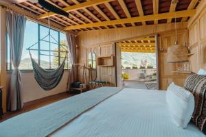 1 dormitorio con cama grande y ventana grande en Hotel Plantación en Jardín