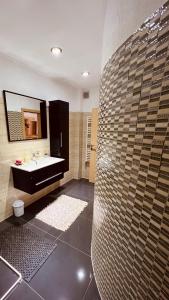 Apartman Stil في بوغوينو: حمام مع حوض ومرآة