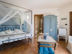 1 dormitorio con 1 cama y 1 mesa en Villa Albina, en La Loggia