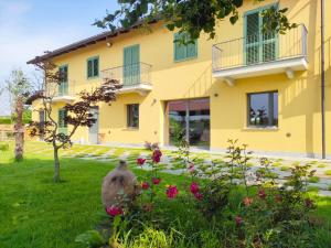 a rabbit sitting in the yard of a house at Villa Albina in La Loggia