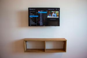 TV a/nebo společenská místnost v ubytování Harmony Studio Apartment