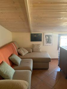- un salon avec un canapé et une télévision dans l'établissement Appartamento con due camere da letto, à Quartu SantʼElena