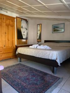 - une chambre avec 2 lits avec des affiches murales dans l'établissement Appartamento con due camere da letto, à Quartu SantʼElena