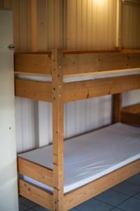 ドゥーティンヘムにあるGroepsaccommodatie - De Ooymanhoeveの二段ベッド2組が備わる客室です。