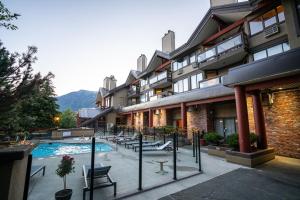 um hotel com piscina em frente a um edifício em Whistler Village Inn & Suites em Whistler