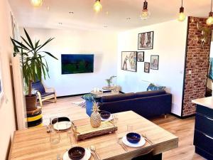 a living room with a couch and a table at *Superbe appartement moderne* in Lourdes