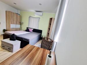 um pequeno quarto com uma cama e um quarto com em iBO-APART 1 Zimmer Apartment in Herzogenaurach em Herzogenaurach