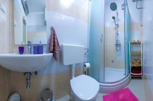 y baño con lavabo, aseo y ducha. en Mediterranean Apartment Mendy, en Kaštela