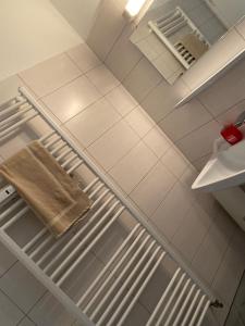 Ένα μπάνιο στο Ferienwohnung Braunlage-Harz Schwimmbad-Sauna, WLAN, Parkplatz