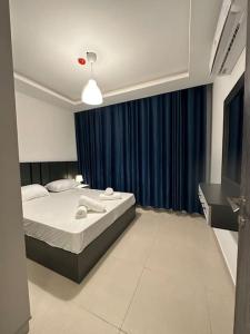 una camera con letto e tenda blu di modern 2bedroom for rent abdoun2 ad Amman