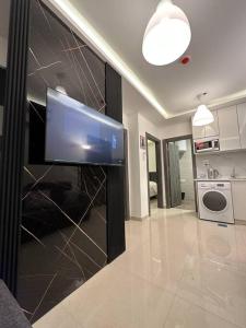 un soggiorno con TV a schermo piatto a parete di modern 2bedroom for rent abdoun2 ad Amman
