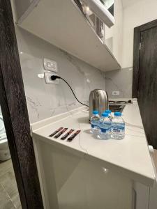 due bottiglie d'acqua sedute su un bancone in cucina di modern 2bedroom for rent abdoun2 ad Amman
