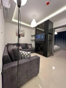 un soggiorno con divano e TV di modern 2bedroom for rent abdoun2 ad Amman