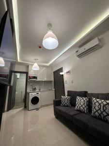 un soggiorno con divano e una cucina di modern 2bedroom for rent abdoun2 ad Amman