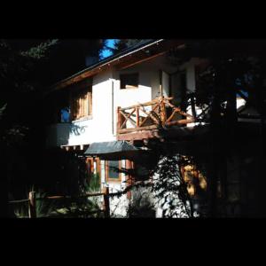 een groot wit gebouw met een balkon aan de zijkant bij SHALOM in Villa La Angostura