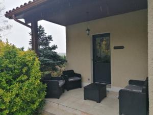 eine Terrasse mit Sofas, einem Tisch und einer Veranda in der Unterkunft Entre Perigueux et Bergerac in Vergt