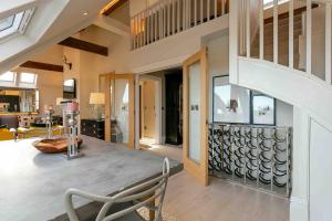 ein Wohnzimmer mit einer Treppe in einem Haus in der Unterkunft Exclusive 3 Bedroom Penthouse - 2 Bath & Mezzanine in Harrogate
