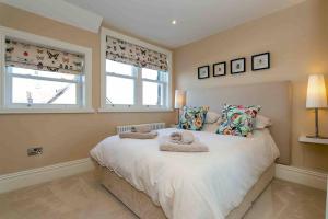 Tempat tidur dalam kamar di Exclusive 3 Bedroom Penthouse - 2 Bath & Mezzanine