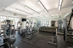 einen Fitnessraum mit mehreren Laufbändern und Kardiogeräten in der Unterkunft Ocean Views Penthouse 2b 2b Majestic Apartment 5 min to Convention Center in Long Beach