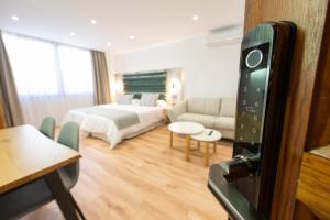 Pokój z łóżkiem i salonem w obiekcie Laguna Home & Suites w mieście La Laguna