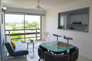Il comprend un salon avec une table et des chaises ainsi qu'une cuisine. dans l'établissement Magico Apartamento con Piscina 1 Habitación PR65, à Montería