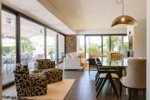 a living room with chairs and a table at Villa Monte Canelas in Portimão