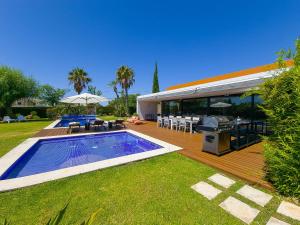 a backyard with a swimming pool and a house at Villa Monte Canelas in Portimão