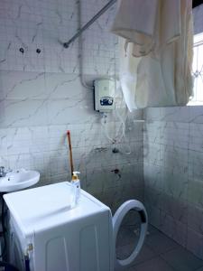 uma casa de banho branca com um WC e um lavatório em Kampala Ntinda Comfy Holiday Home em Kampala