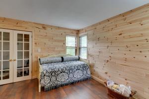 Un dormitorio con una pared de madera y una cama. en Beautiful Lake Geneva Home about 3 Mi to Riviera Beach, en Lake Geneva
