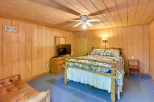 a bedroom with a bed and a ceiling fan at Pinnacle Mountain Falls Sunset Cottage with Deck in Sunset