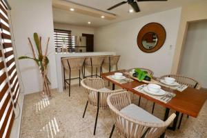 uma sala de jantar com mesa e cadeiras em Casa Belcher em Cozumel