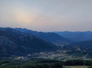 vistas a un valle con montañas en el fondo en Vila Paramida, en Šavnik