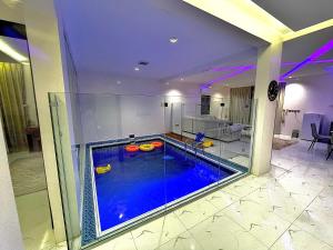 - une grande piscine dans une maison avec une chambre dans l'établissement شاليهات ميلانا, à Khamis Mushait