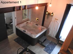 een groot bad in de badkamer met bij Love Room Narbonne in Narbonne