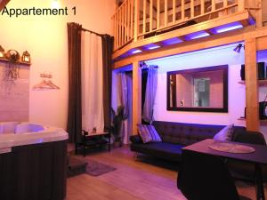 Un televizor și/sau centru de divertisment la Love room "Nuit Blanche" - spa