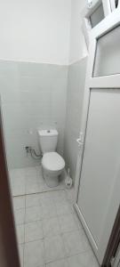 een witte badkamer met een toilet in een kamer bij Lime tree houses in Beldibi