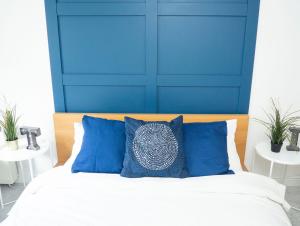 Postel nebo postele na pokoji v ubytování Stylish 2 bedroom apartment in the heart of Epsom town centre