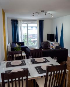 TV a/nebo společenská místnost v ubytování Stylish 2 bedroom apartment in the heart of Epsom town centre