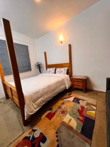 1 dormitorio con cama y alfombra en Your home in Kathmandu! en Katmandú