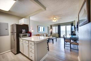 A kitchen or kitchenette at Inviting Virginia Beach Condo with Community Pool