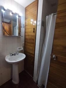 La salle de bains est pourvue d'un lavabo et d'une douche avec un miroir. dans l'établissement Departamento Altos Penitentes Mendoza, à Los Penitentes