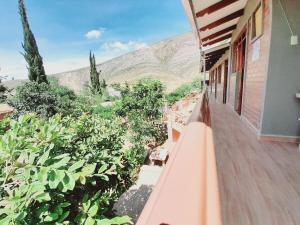 un balcón de una casa con vistas a las montañas en Hospedaje Matita - Torotoro, en Toro Toro