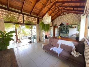 uma sala de estar com um sofá e uma mesa em Guest House Jardim Botânico Brasília em Brasília