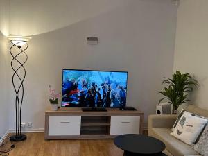 sala de estar con TV de pantalla plana sobre una mesa en Apartment in Ålesund city center (Storgata) en Ålesund