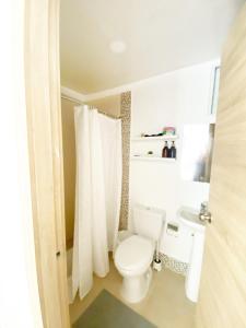 łazienka z toaletą i umywalką w obiekcie Oasis Punta Cana Apartments 3 w Punta Cana