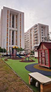 un parque con columpios y un parque infantil con un edificio en APARTAESTUDIO EN VILLETA, en Villeta