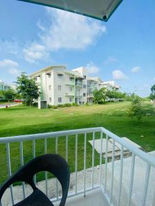 un balcone con vista di un appartamento di Oasis Punta Cana Apartments 3 a Punta Cana