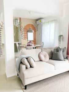 uma sala de estar com um sofá branco e uma mesa em Oasis Punta Cana Apartments 3 em Punta Cana