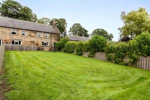 a large yard in front of a house at Bilton Farm Cottage No2 in Alnmouth