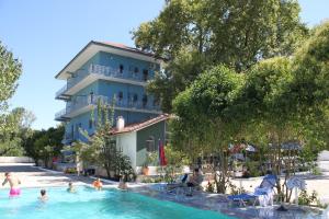 um grupo de pessoas na piscina de um hotel em Hotel Mondo em Gjirokastër